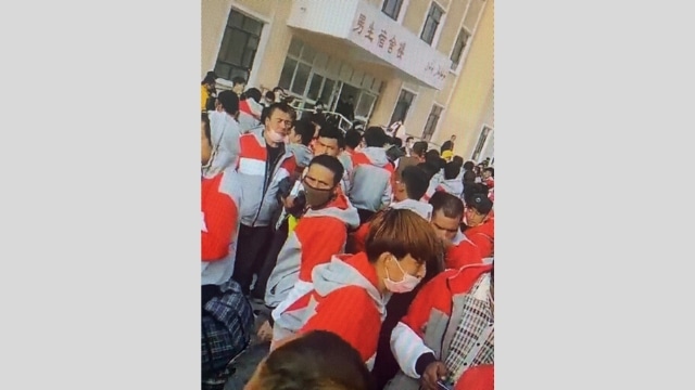 維吾爾及其他突厥裔工人在待命被轉移出新疆前往內地（「維吾爾公報」推特）