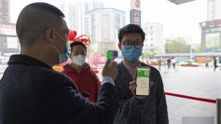 後疫情時代中共利用健康碼監控全民　病危者、新生兒都須辦