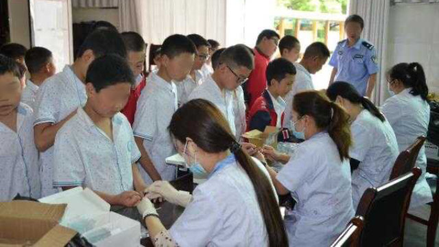 去年6月，湖北十堰市竹溪縣城關派出所民警到竹溪縣實驗小學為學生採集DNA血液樣本（網絡圖片）