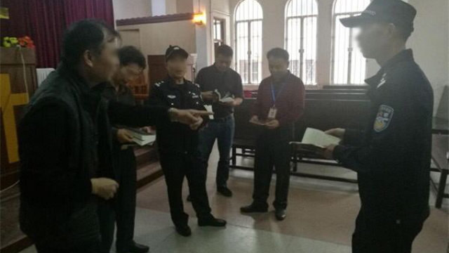 恩平市政府人員和警察清剿一教堂宗教出版物(網絡圖片)