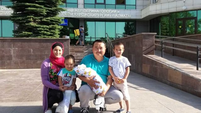 賽爾克堅·比萊喜與妻子、孩子一家人在一起