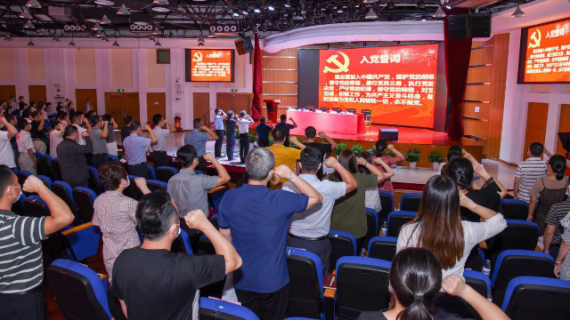 教師宣誓要熱愛黨(網絡圖片)