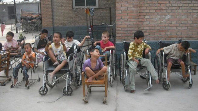 賈治國主教開辦的孤兒院裡的孩童（網絡圖片）