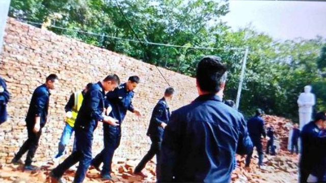 寺院重建的外牆被推倒（知情人提供）